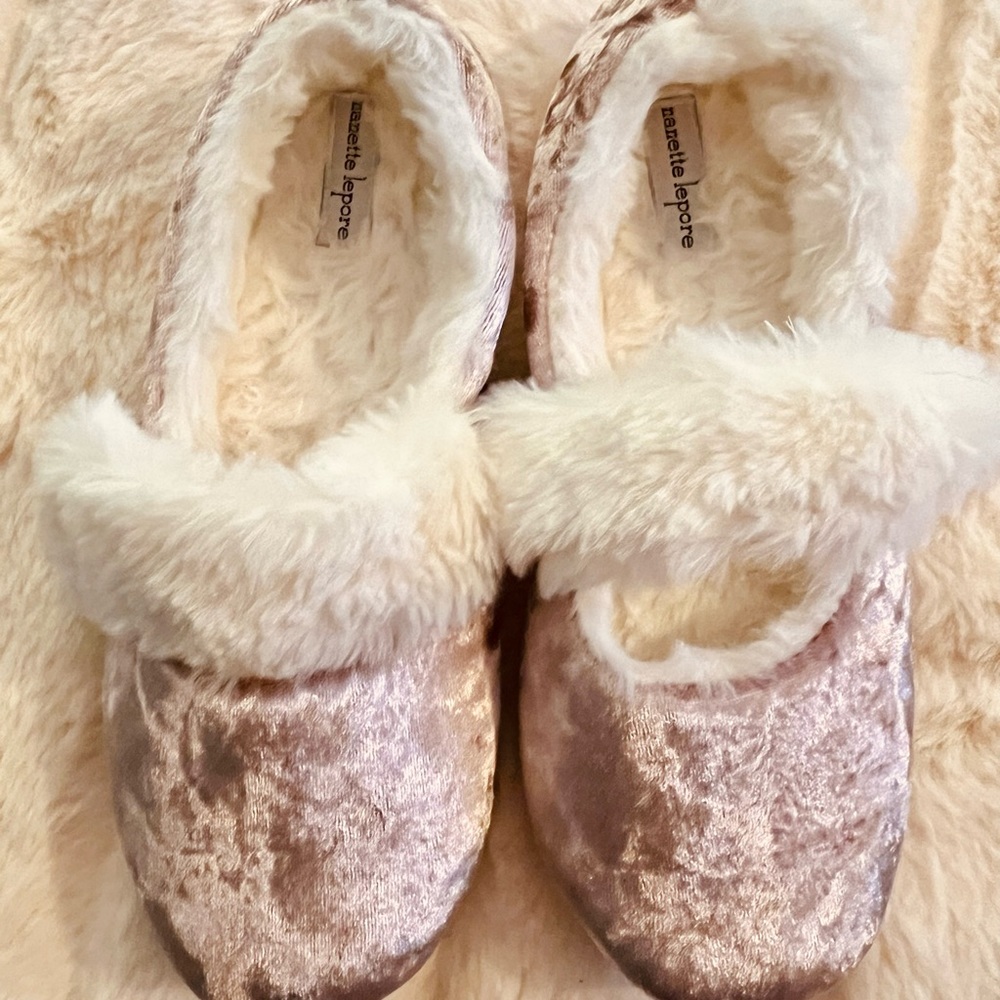 Preowned like New Pink sweet slippers ballerinas size 5-6☺️💕